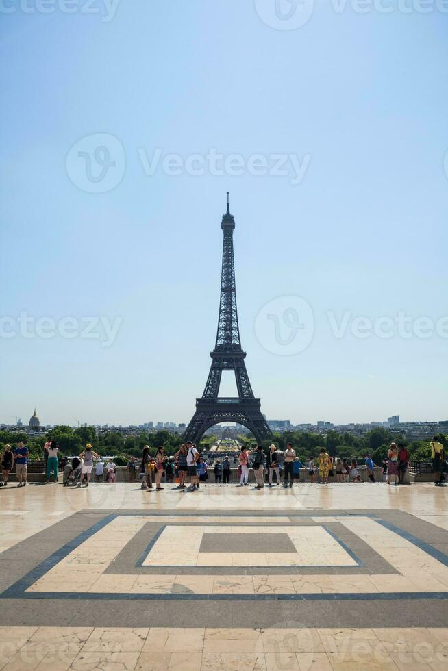 eiffel torre Visão dentro Paris, França foto