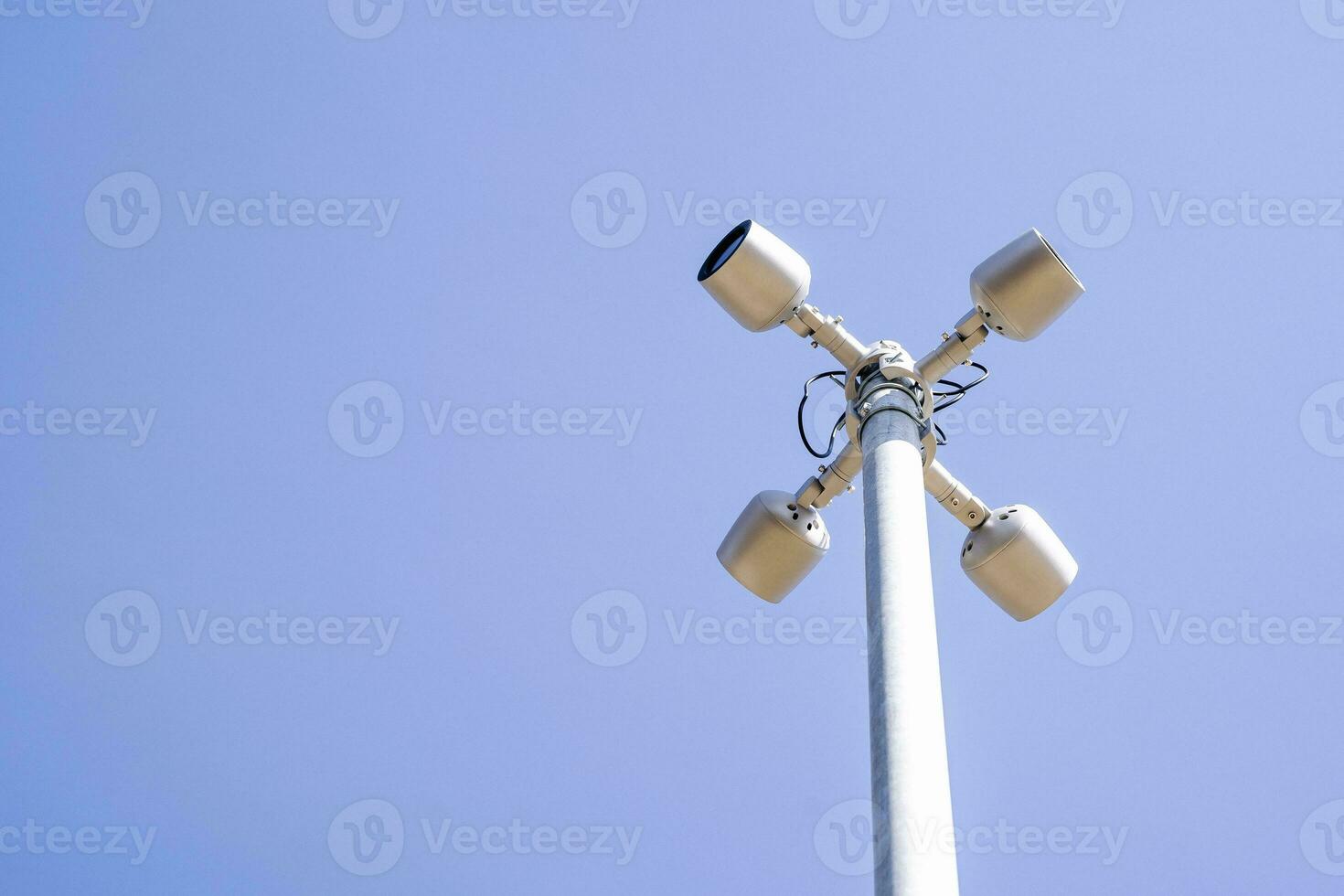 uma câmera de vigilância em um poste em um local público. câmera de cftv foto