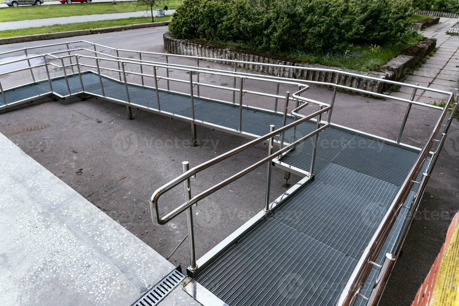 uma rampa para pessoas com deficiências perto uma público prédio. foto