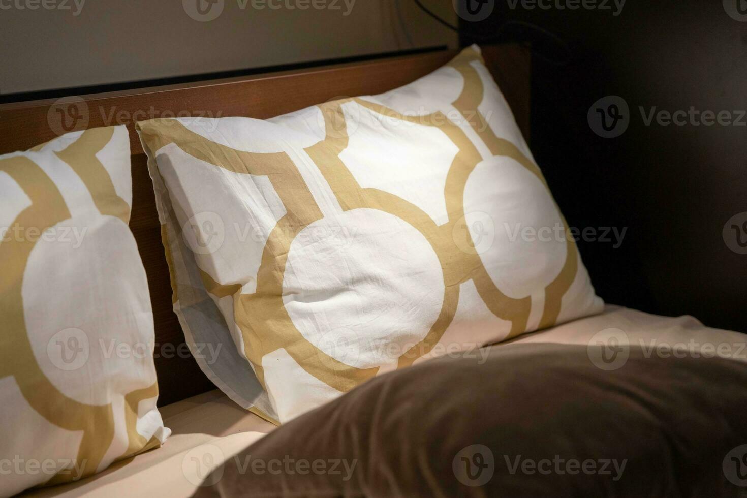 almofadas para dormindo em uma casa cama, quarto mobiliário. foto