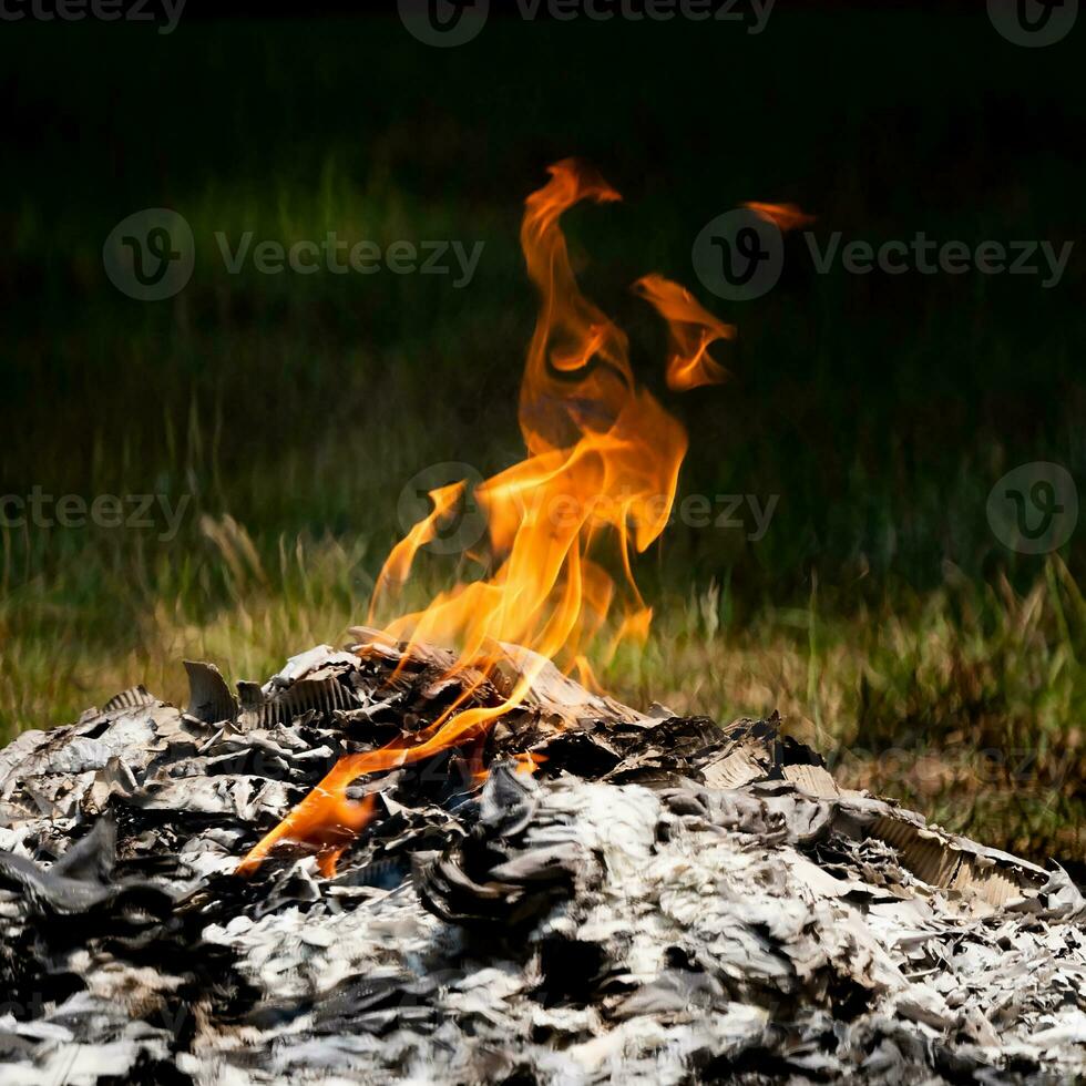 queimando fogo dentro a material foto