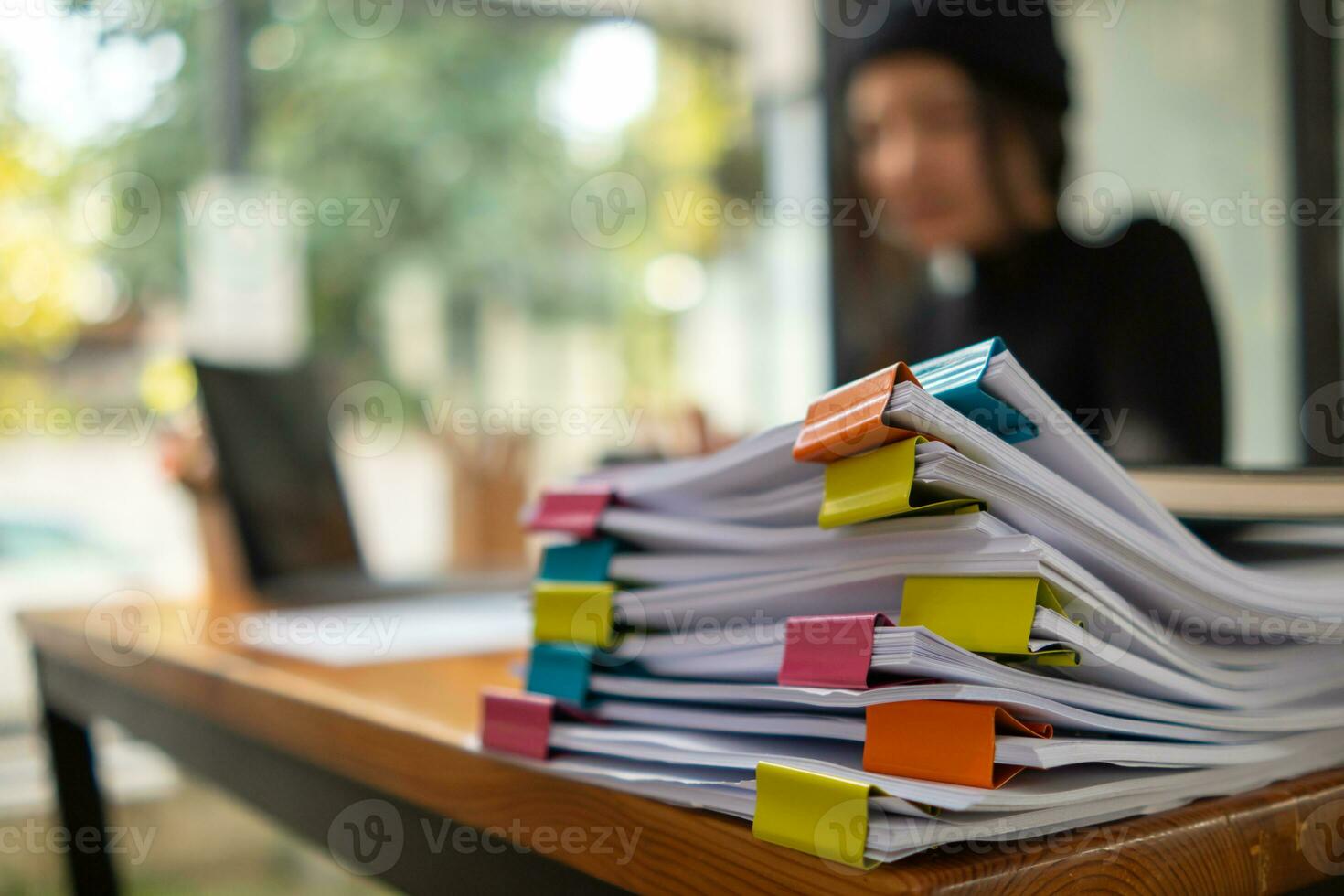 empresária mãos trabalhando em pilhas do papel documentos para procurar e Reveja documentos empilhado em mesa antes enviando eles para borda do diretores para usar corrigir documentos dentro encontro com homem de negocios foto