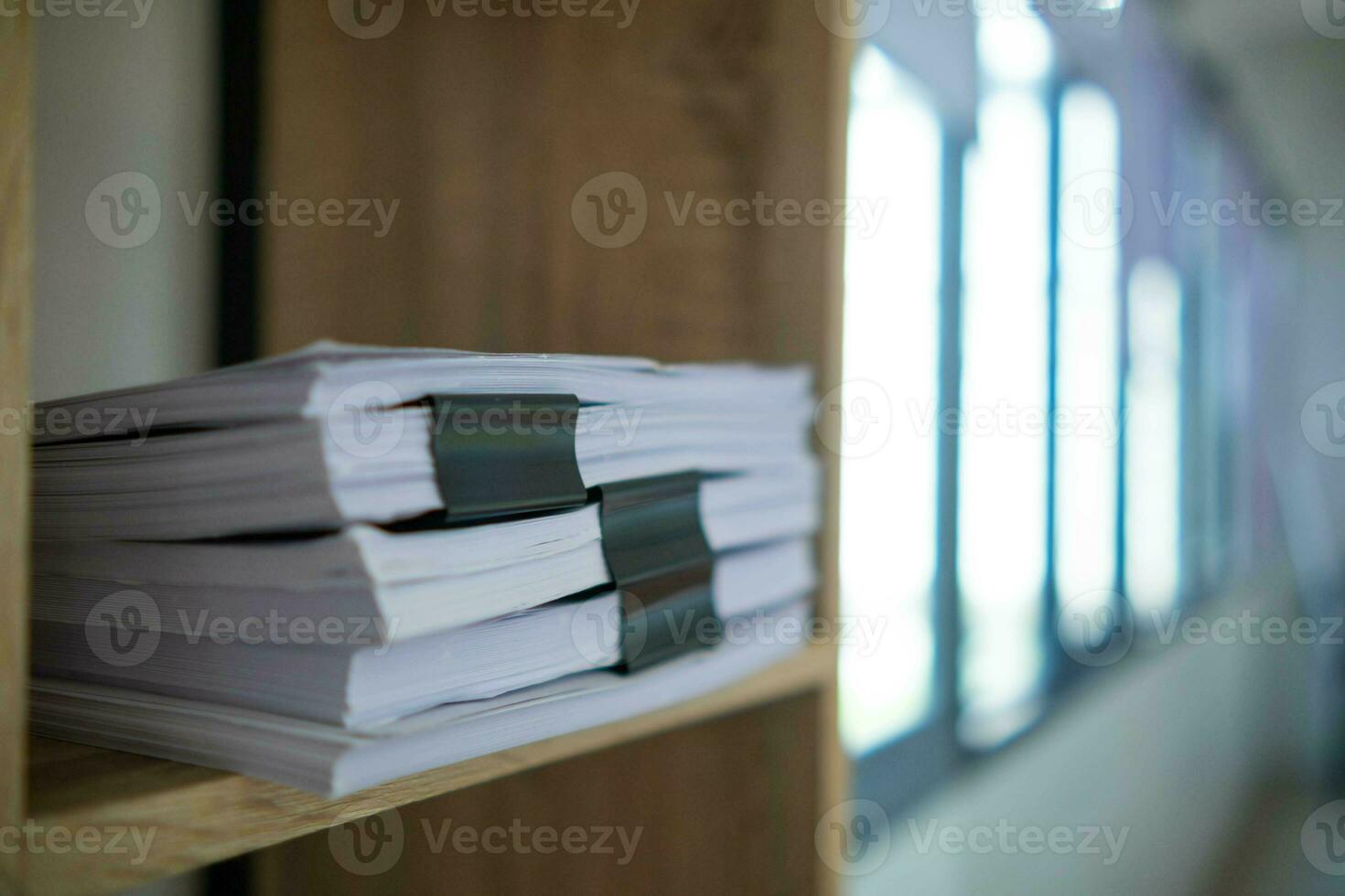 empresária mãos trabalhando em pilhas do papel documentos para procurar e Reveja documentos empilhado em mesa antes enviando eles para borda do diretores para usar corrigir documentos dentro encontro com homem de negocios foto