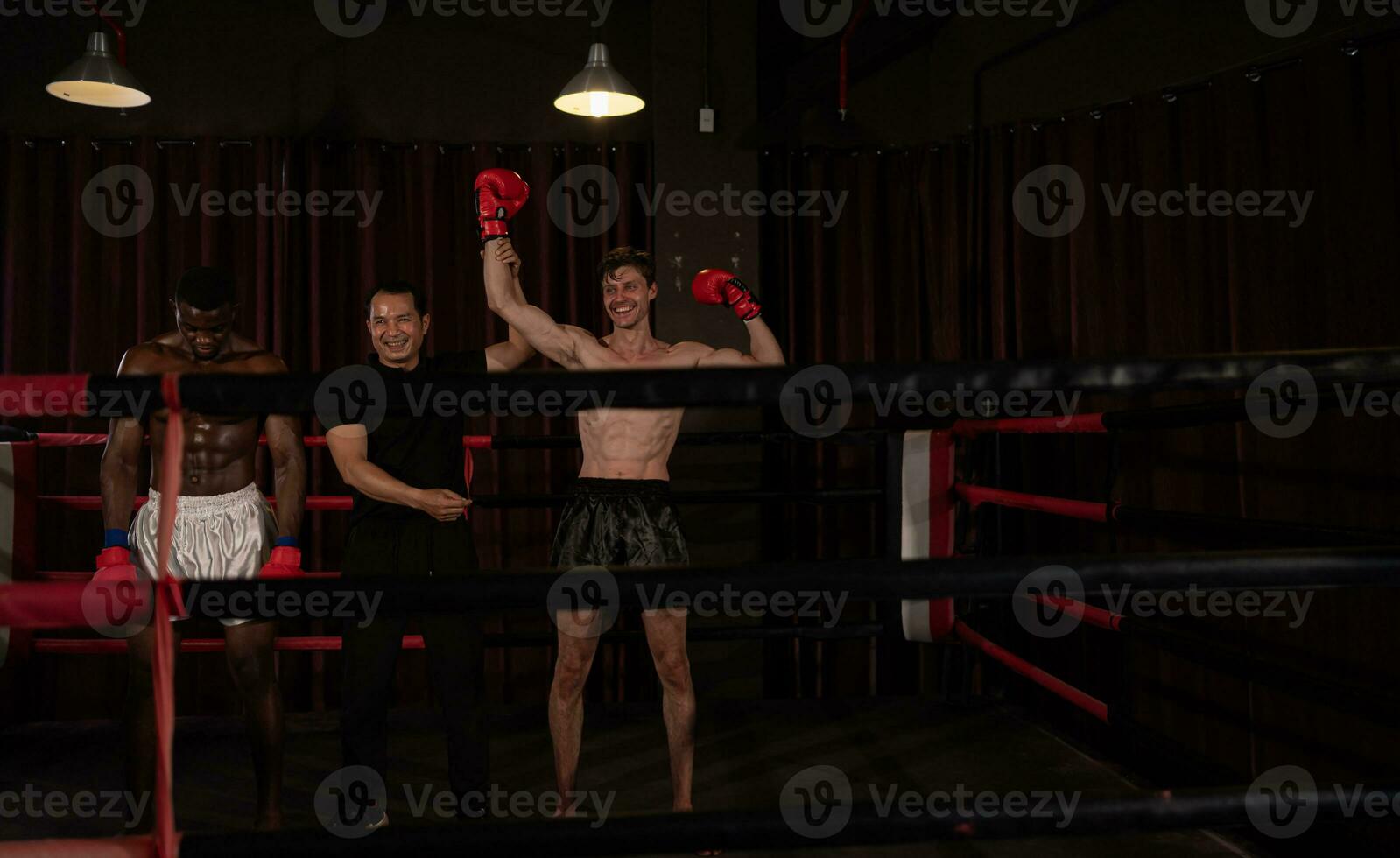vitorioso boxer a juiz vai levantar seus mãos em estágio, muay tailandês, tailandês marcial artes. foto