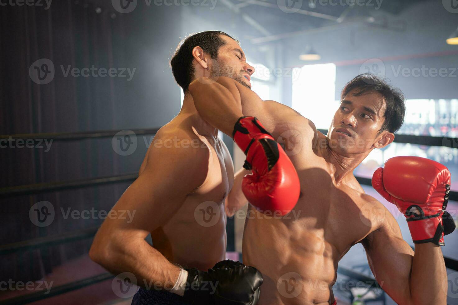 usando a cotovelo é 1 do a muay tailandês armas este é usava para Picar para dentro a cabeça ou face do a oponente para crio uma ferimento. que boxeadores estão popularmente usava Como armas. foto