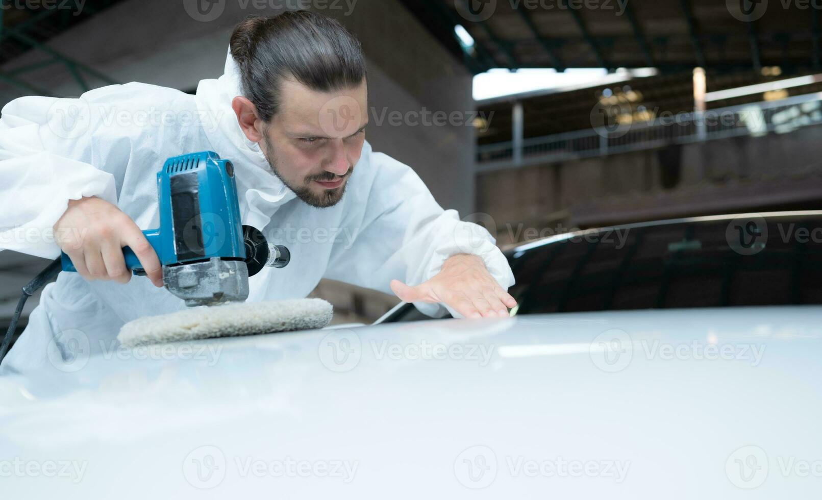 auto mecânico usar a elétrico polidor para polonês a seco carro pintar. depois de passagem a pintura a partir de a carro pintura quarto foto