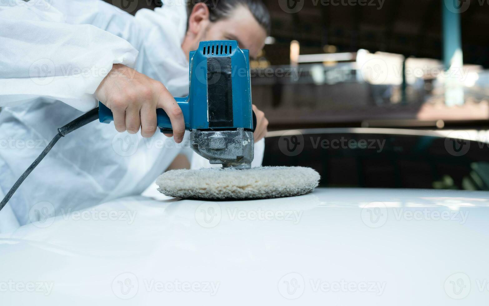 auto mecânico usar a elétrico polidor para polonês a seco carro pintar. depois de passagem a pintura a partir de a carro pintura quarto foto