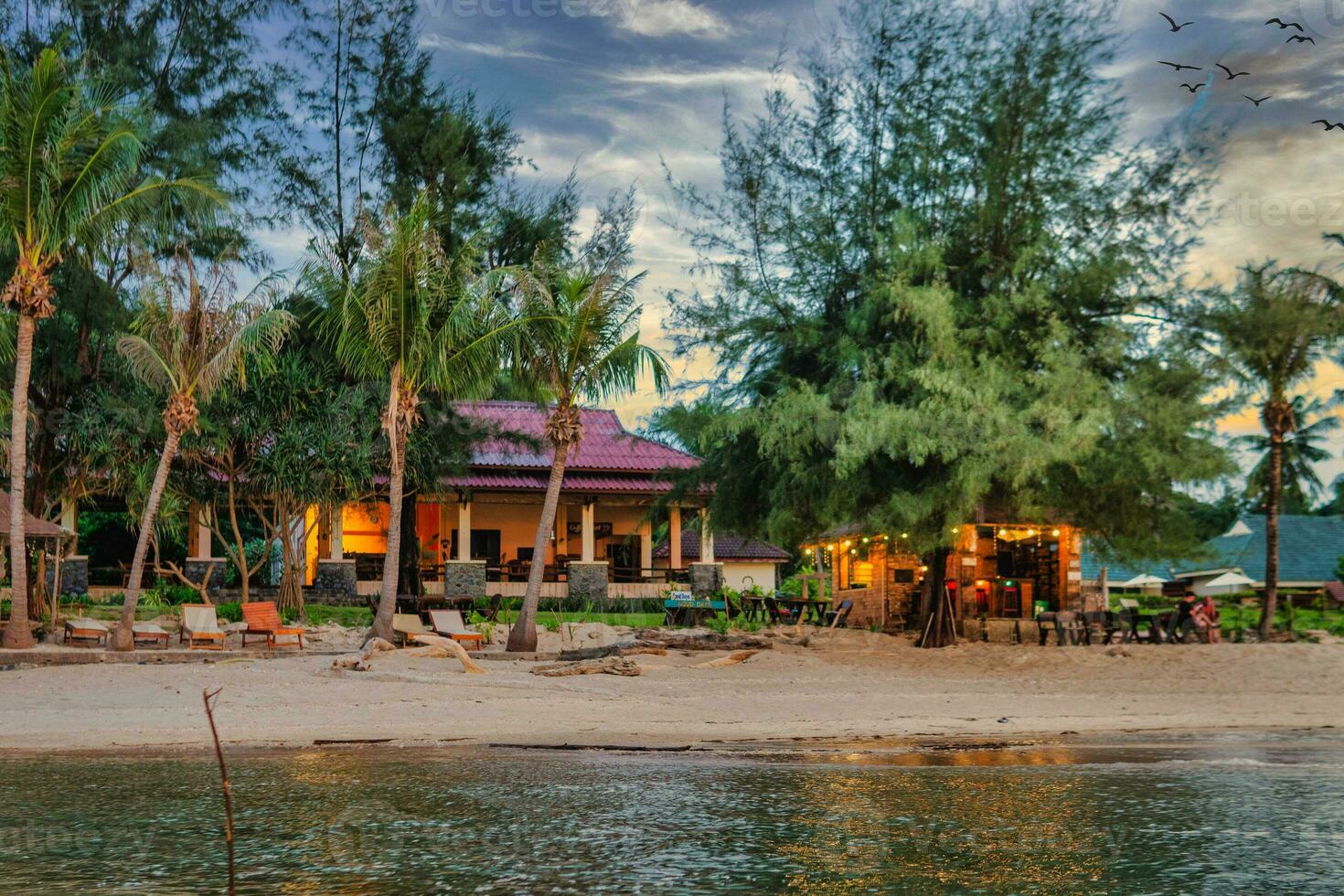 ko lanta, krabi Tailândia pôr do sol às a de praia foto