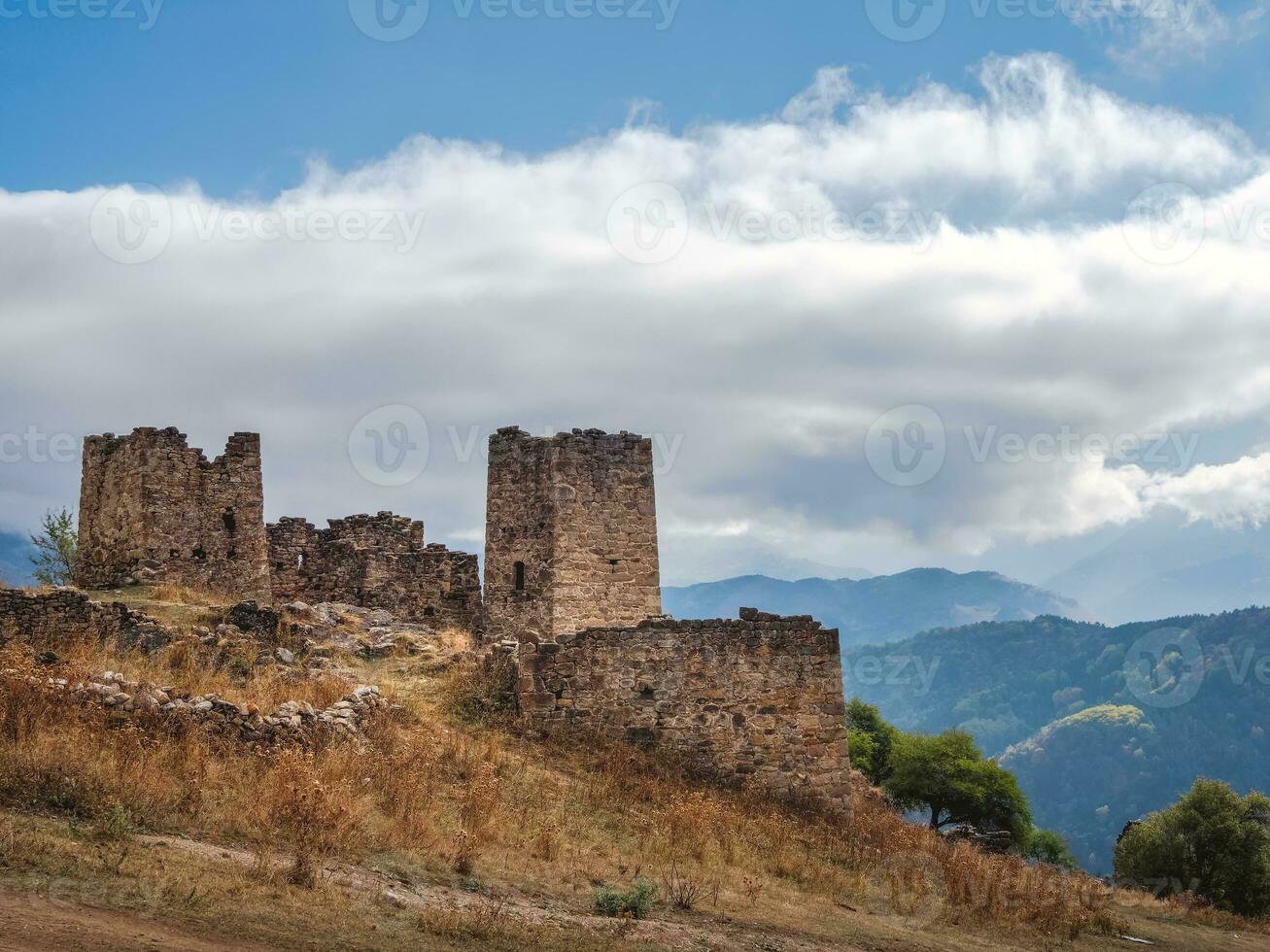 majestoso antigo torre edifícios do Kelly dentro a assinesky desfiladeiro do montanhoso inguchétia, 1 do a medieval tipo castelo torre aldeias, localizado em a extremidade do a montanha faixa, Rússia. foto