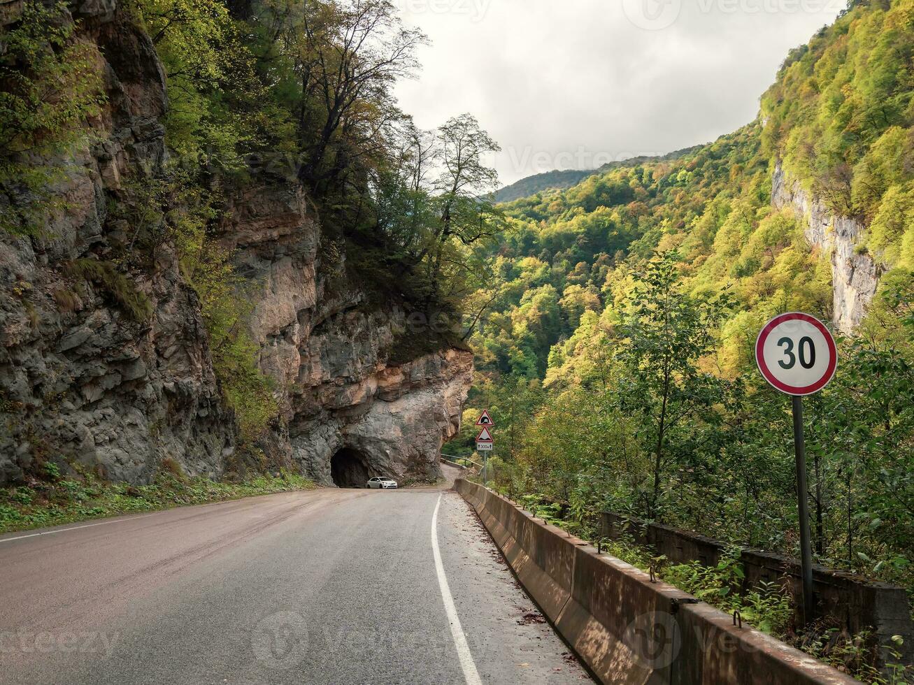 montanha autoestrada, às a Entrada para a túnel cortar para dentro a Rocha. lindo rua dentro uma rochoso túnel. Cáucaso montanhas. digora desfiladeiro, norte ossétia-alânia república. foto