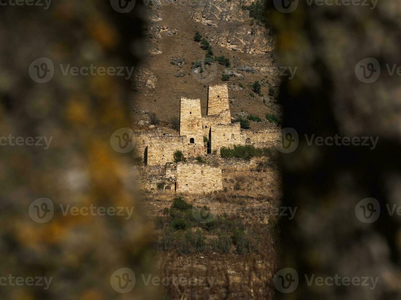 seletivo foco. medieval torre complexo mágico, 1 do a autêntico medieval tipo castelo torre aldeias, localizado em a extremidade do a montanha alcance dentro inguchétia, Rússia. foto