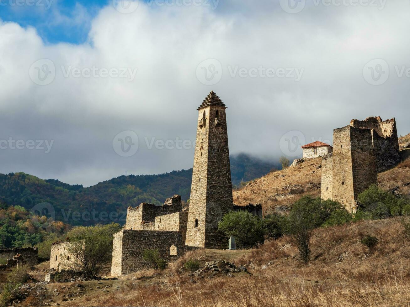 a antigo cidade em uma Rocha. medieval torre complexo mágico, 1 do a autêntico medieval tipo castelo torre aldeias, localizado em a extremidade do a montanha alcance dentro inguchétia, Rússia. foto