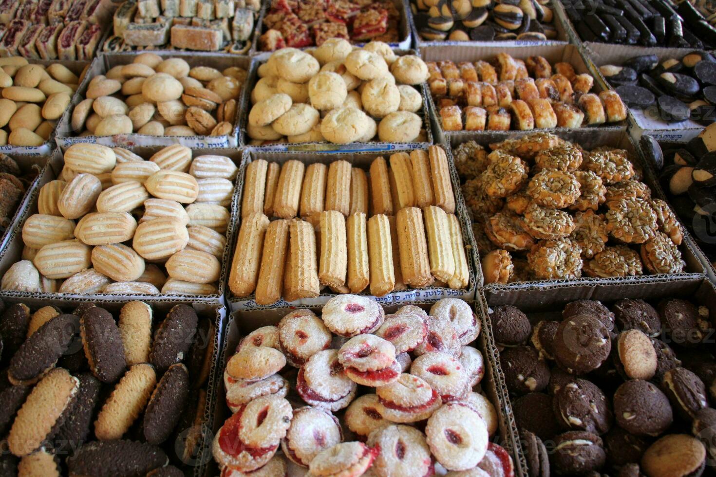 oriental doces e doces estão vendido às uma bazar dentro Israel. foto