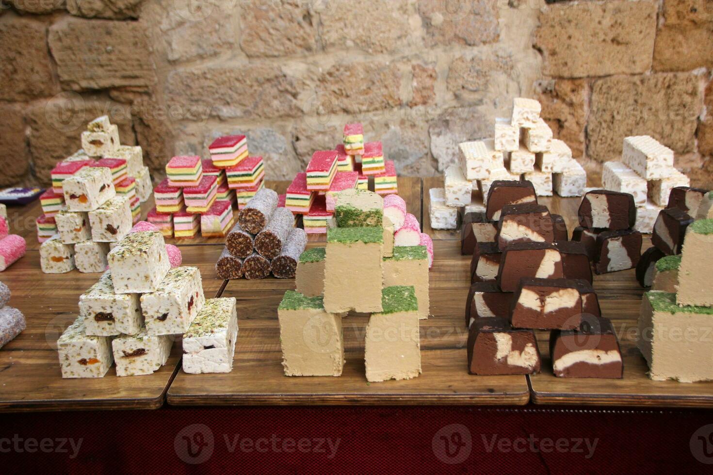 oriental doces e doces estão vendido às uma bazar dentro Israel. foto