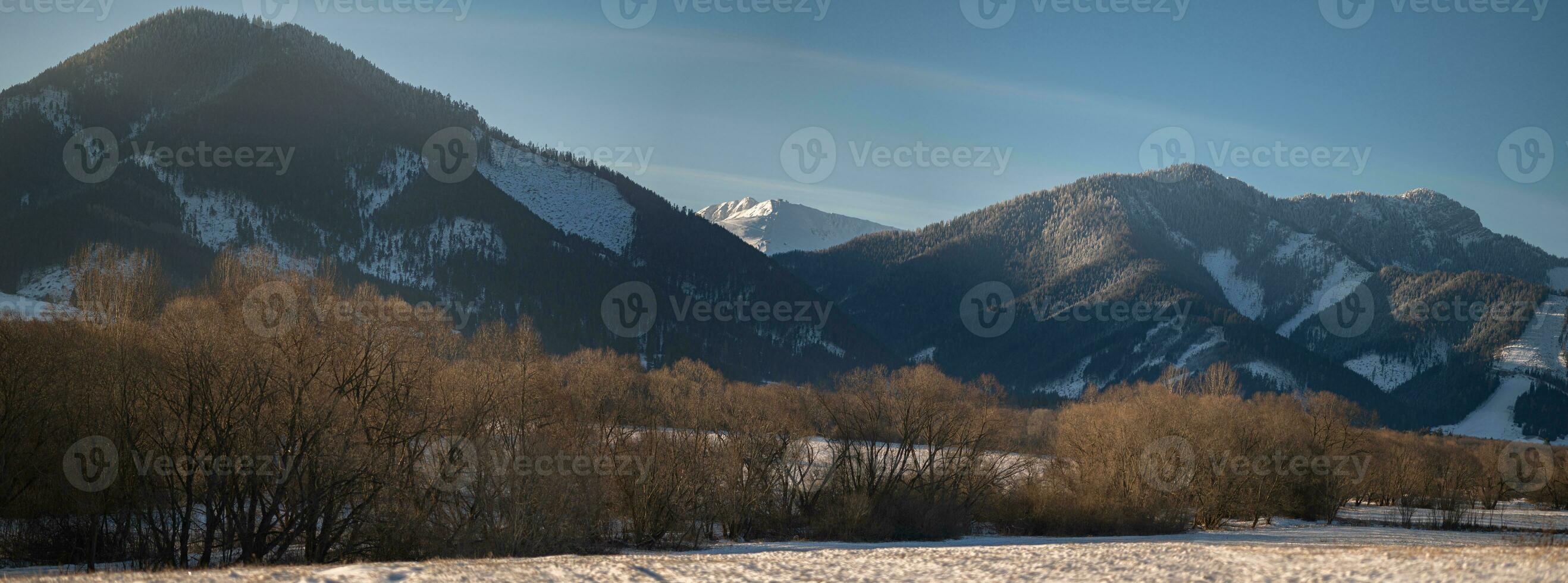 neve em a montanha, Primavera foto a partir de liptov, Eslováquia, 05.04.2023