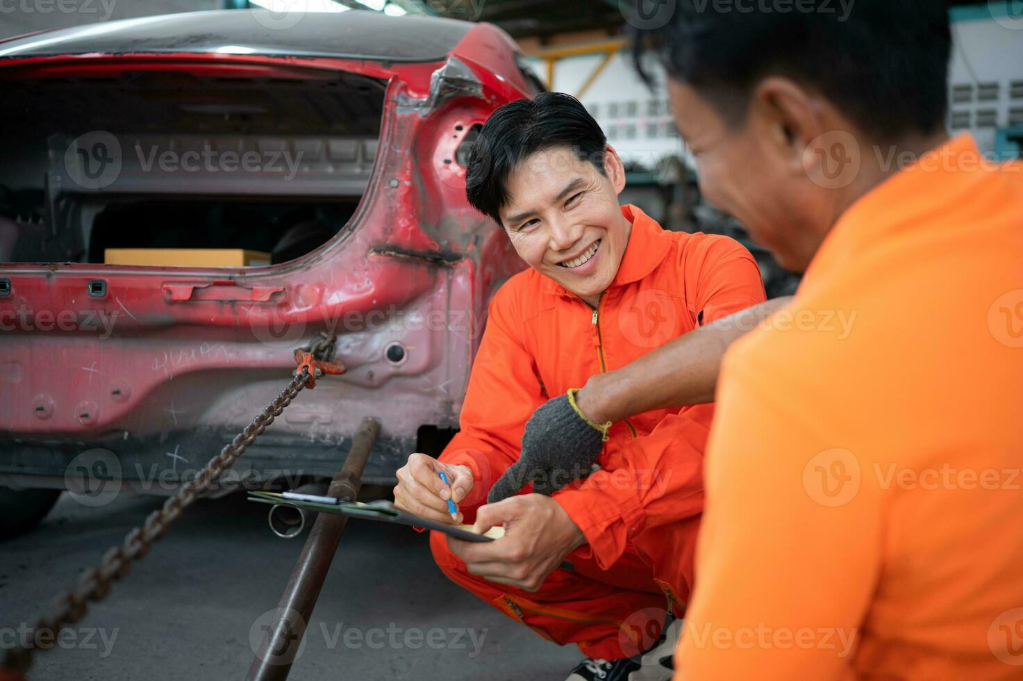 para Retorna a automóvel corpo para Está antigo forma, a auto reparar mecânico usa uma máquina para puxar a carro corpo causou de uma pesado colisão até isto é deformado. foto