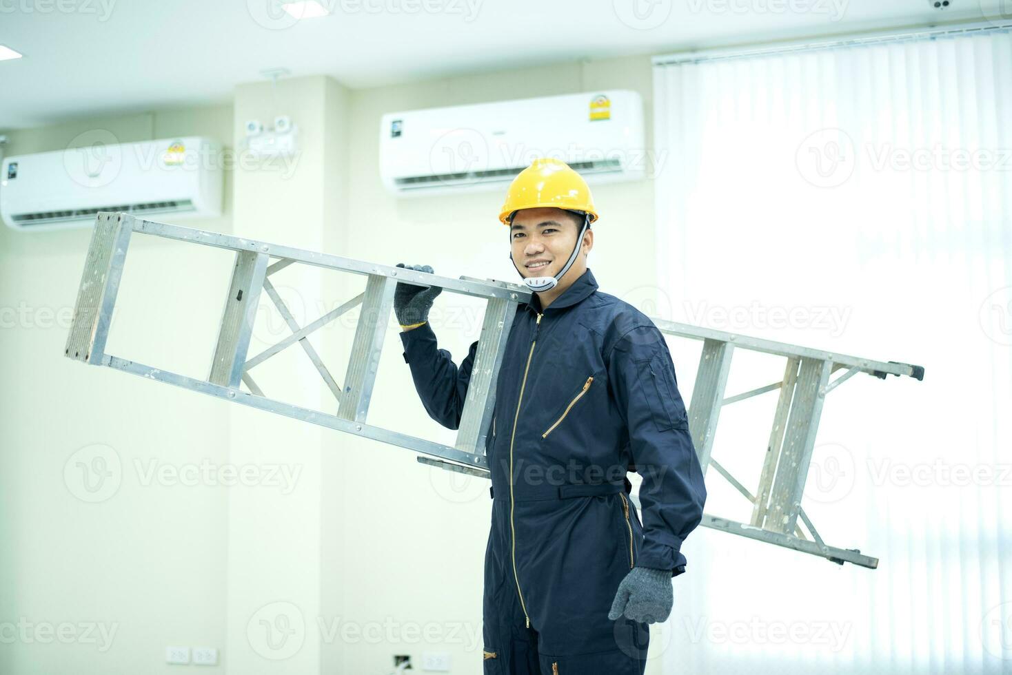 a ásia jovem técnico serviço homem vestindo azul uniforme verificando, profissional ar condicionador instalador mantendo moderno interior ar condicionador espaço para texto foto