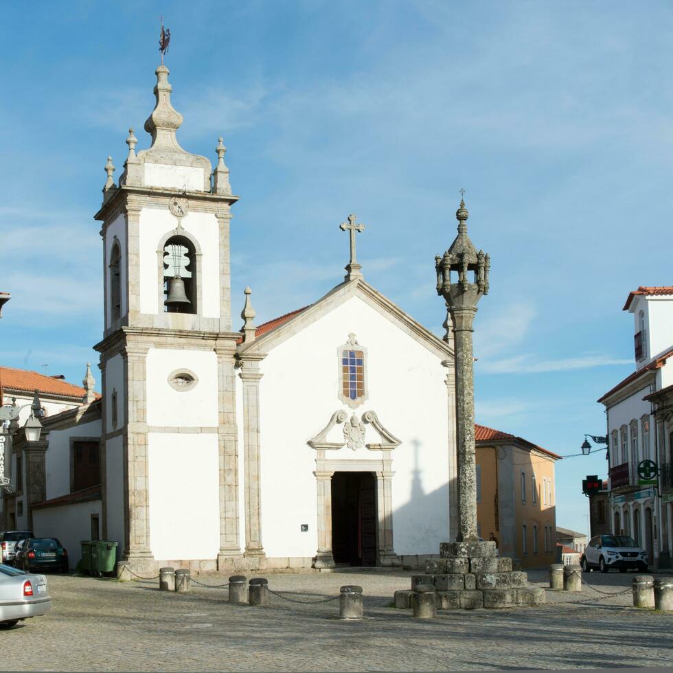 Visão do santo Peter Igreja dentro Trancoso, Portugal. foto