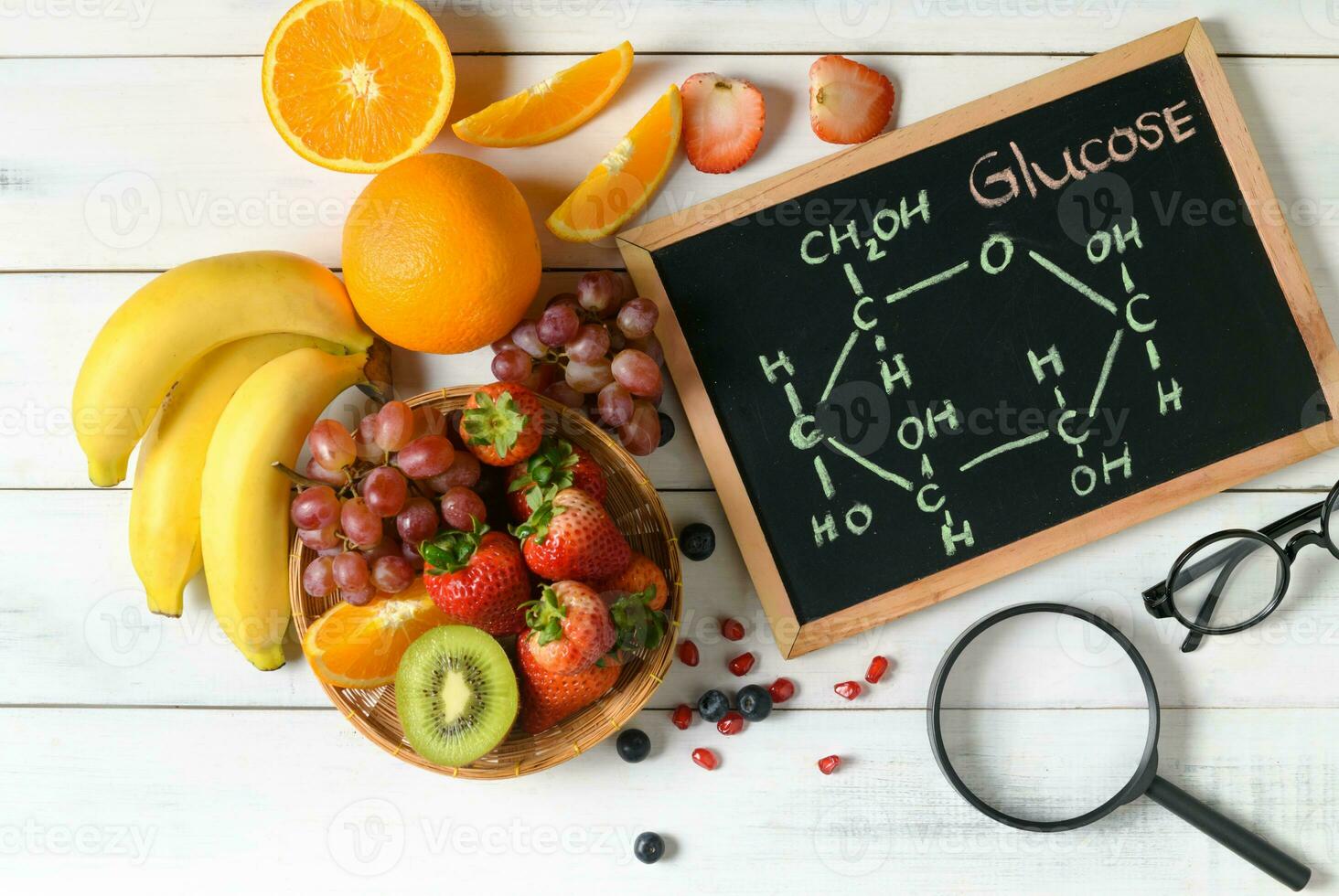 glicose molécula em quadro-negro com misturado fresco frutas foto