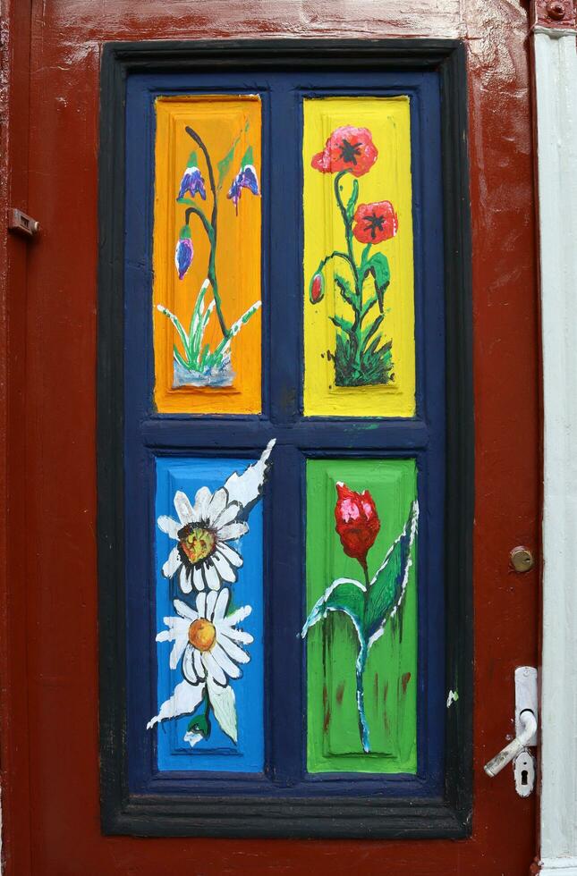 uma específico porta este pode estar encontrado dentro a Centro do a Brasov cidade.esta porta contém flor quadros em isto. foto