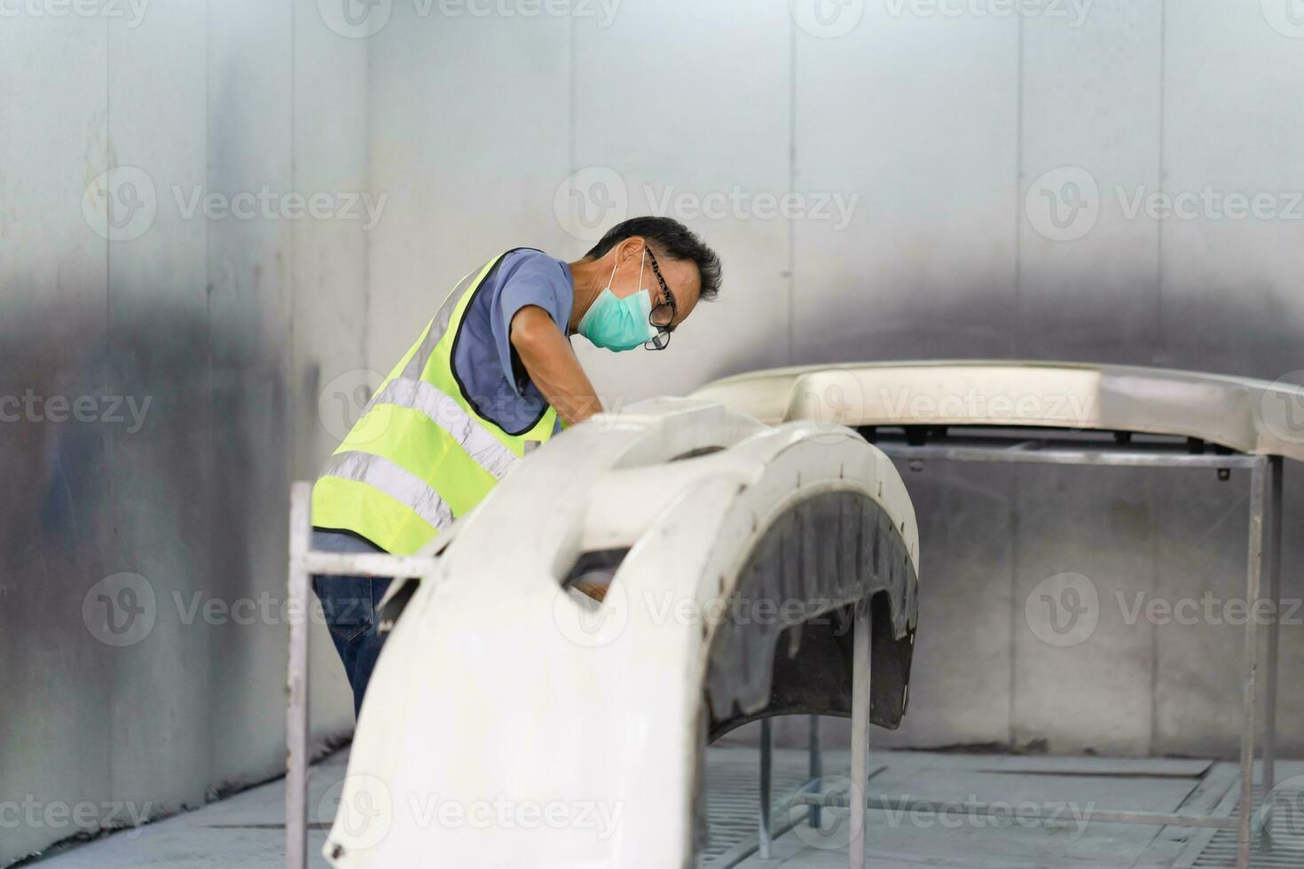 Senior mecânico homem pintura carro dentro câmara, técnico verificação a qualidade do a pintura, garagem pintura carro serviço reparar e manutenção foto