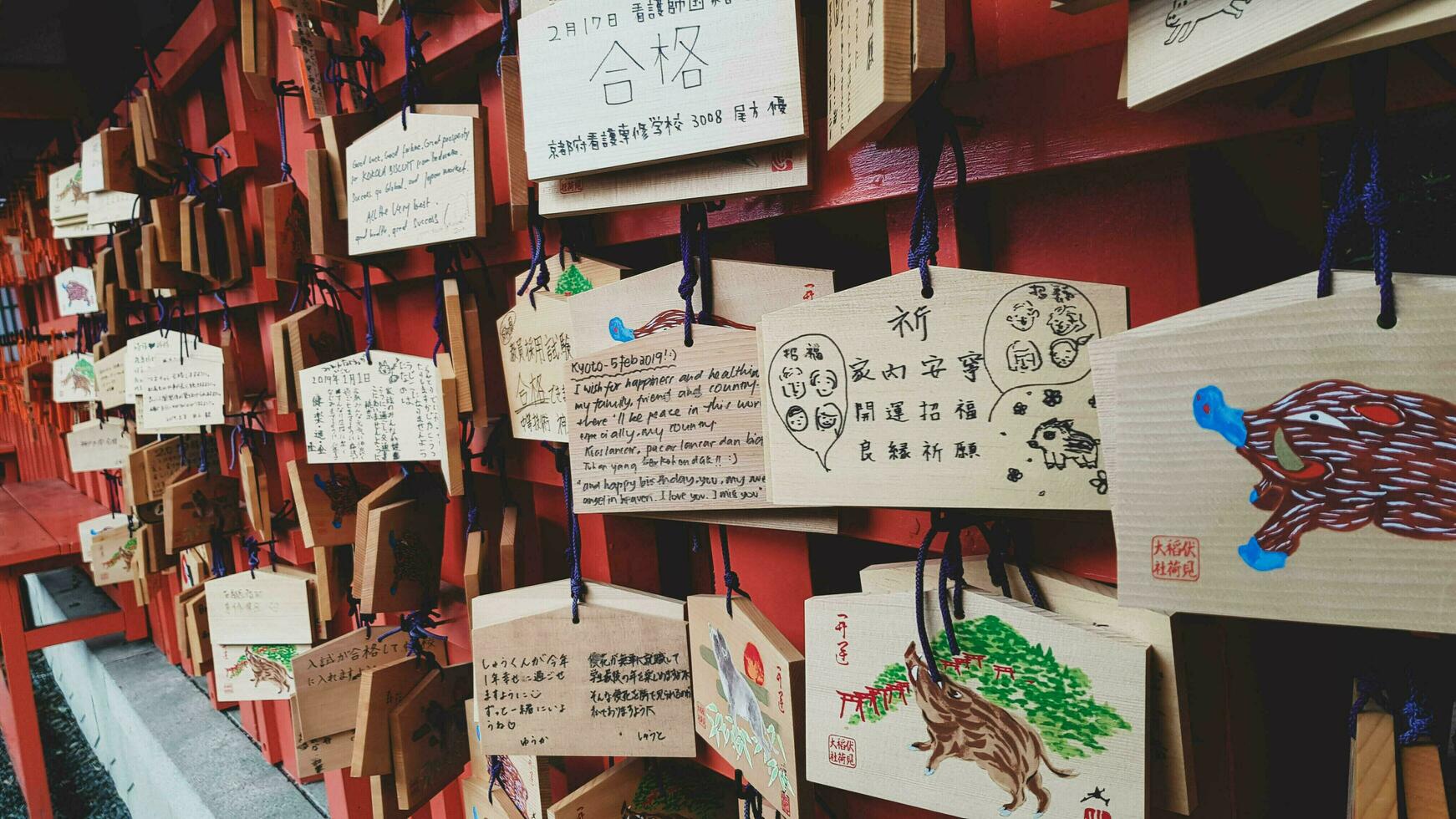Quioto, Japão dentro abril 2019. desejo e oração borda ou comumente chamado ema. ema estão pequeno de madeira placas, comum dentro Japão, em que xintoísmo e budista devotos escrever orações foto