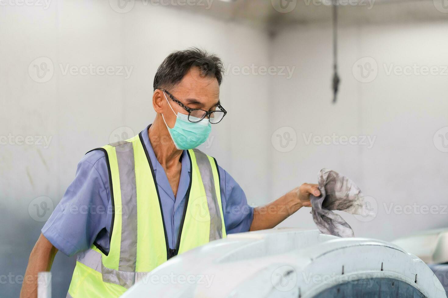 Senior mecânico homem pintura carro dentro câmara, técnico verificação a qualidade do a pintura, garagem pintura carro serviço reparar e manutenção foto