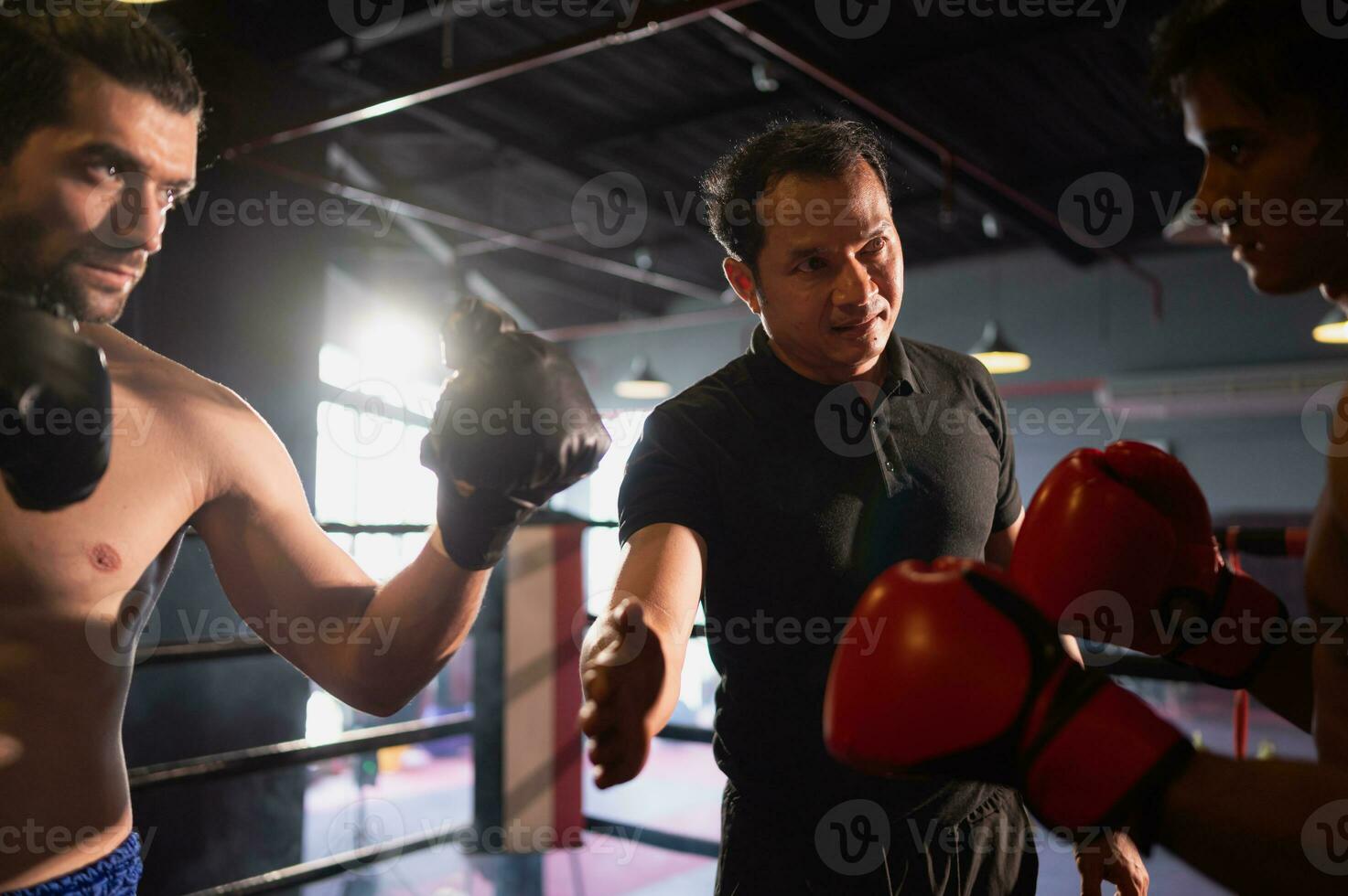 a boxe juiz sinalizado a luta de cortar mãos entre a dois boxeadores este é uma luta começar, muay tailandês, tailandês marcial artes. foto