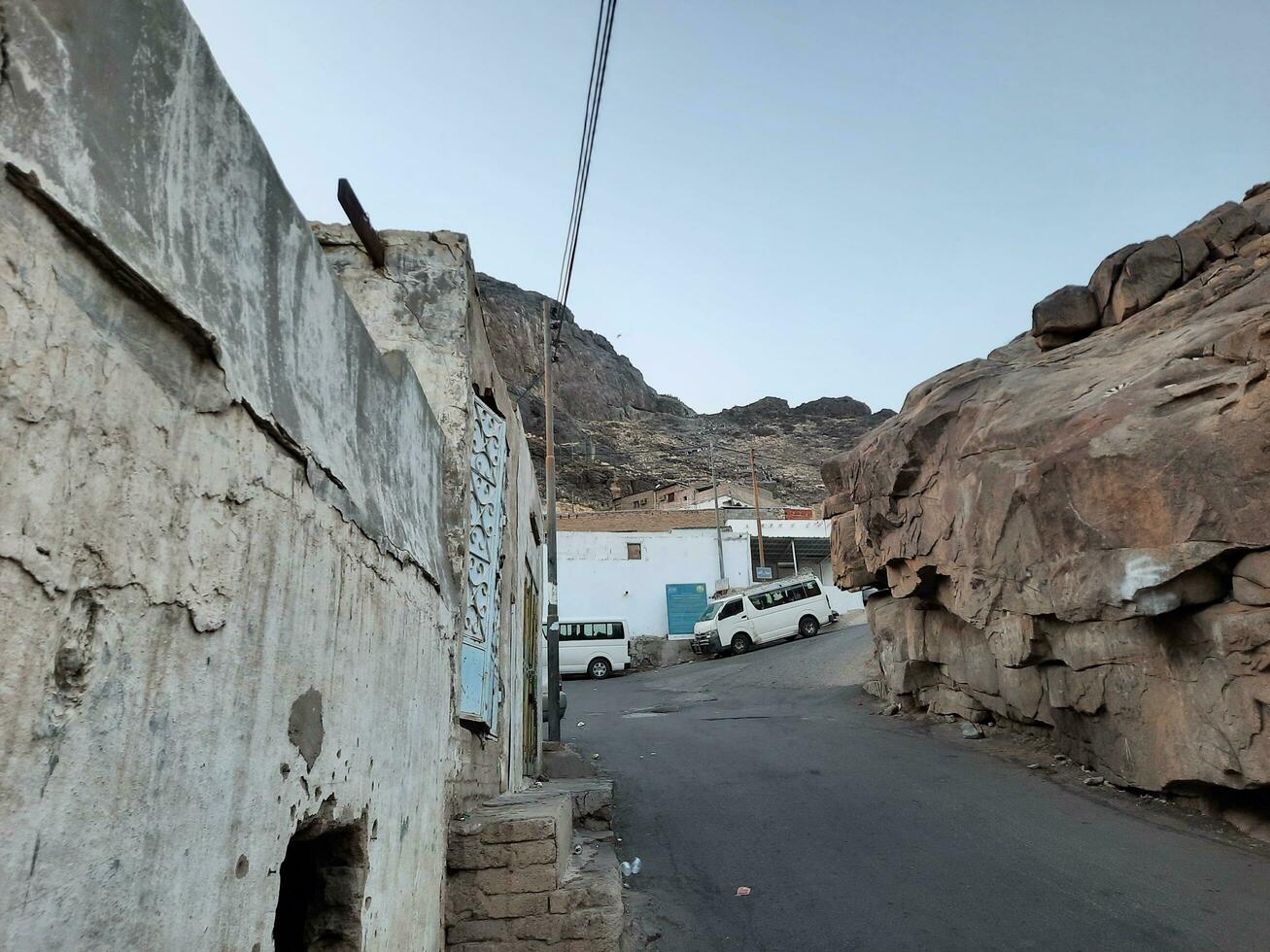 meca, saudita Arábia, abril 2023 - peregrinos posição para hira caverna em montar al noor dentro meca. a histórico caverna hara é localizado em a topo do Jabal noor. foto