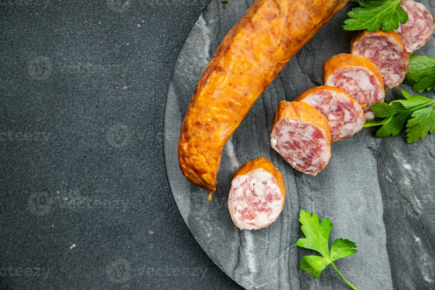 montbeliard linguiça carne carne de porco, carne fresco, colágeno invólucro linguiça Comida lanche em a mesa cópia de espaço Comida fundo rústico topo Visão foto