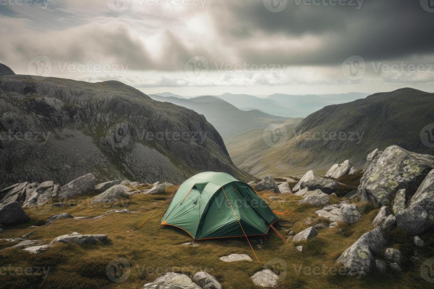 acampamento barraca com surpreendente Visão em montanha panorama às pôr do sol. generativo ai foto