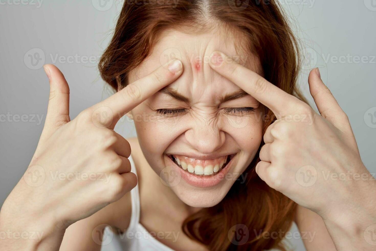 lindo mulher com uma espinha em a face cosmetologia estúdio foto