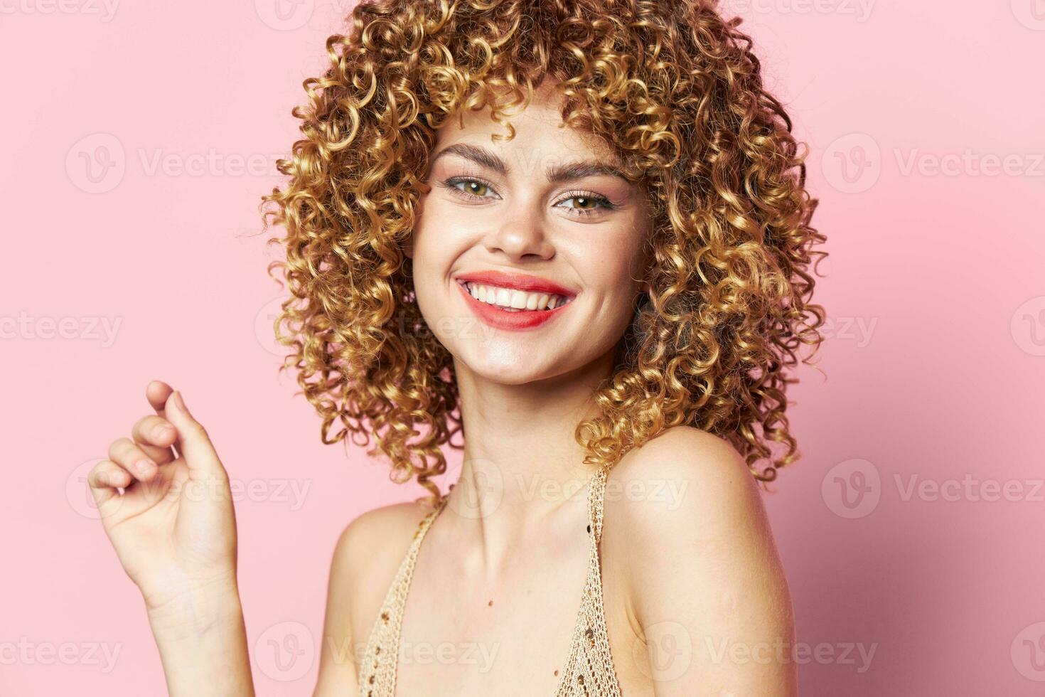mulher sorrir brilhante Maquiagem encaracolado cabelo Diversão lantejoulas camisa foto