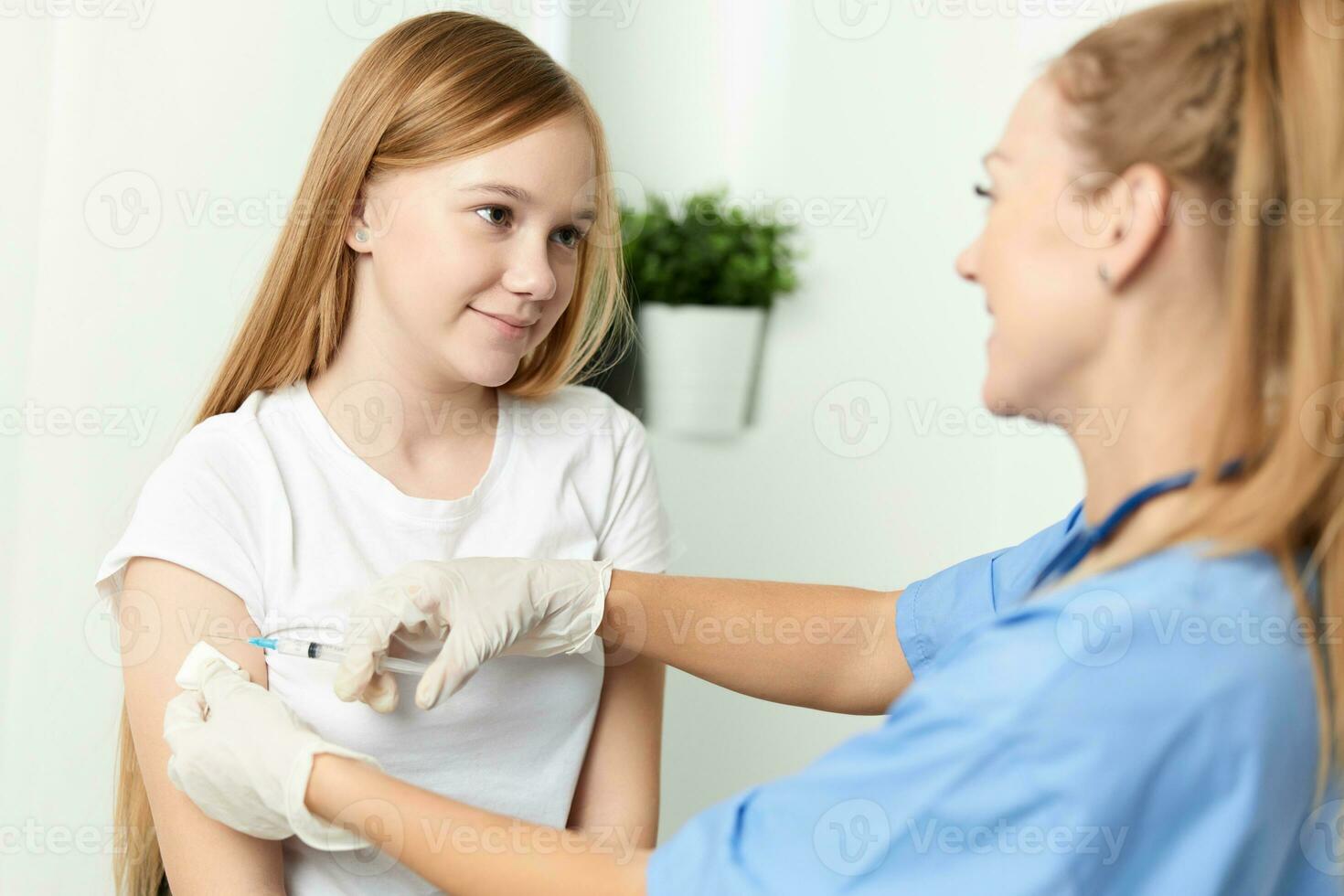 médico dando uma vacina para uma menina saúde foto