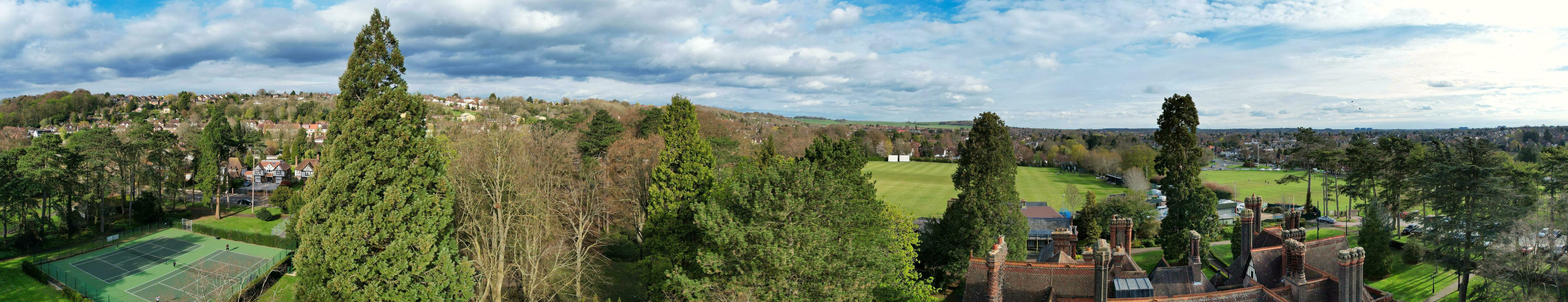 ultra Largo panorâmico Alto ângulo Visão do luton cidade do Inglaterra. aéreo Visão do Cidade estava capturado em 17 de abril de 2023 com drones Câmera a partir de baixo altitude. foto