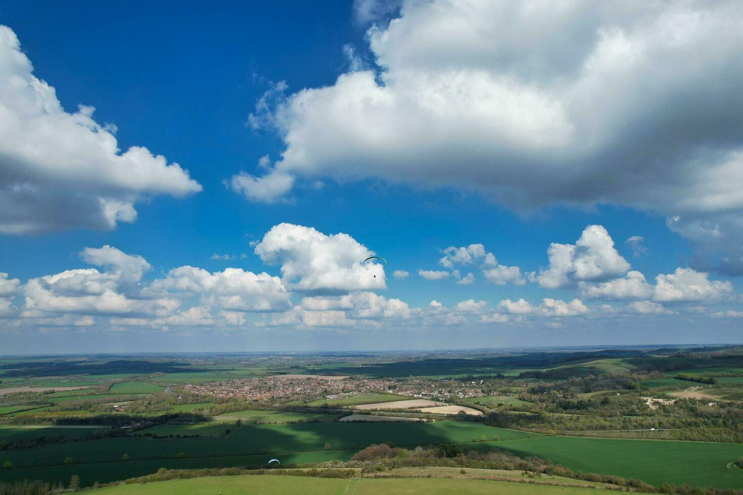 aéreo Visão do britânico campo e parapentes enquanto elas estão vôo Alto dentro a céu. drones Câmera imagens de vídeo. foto