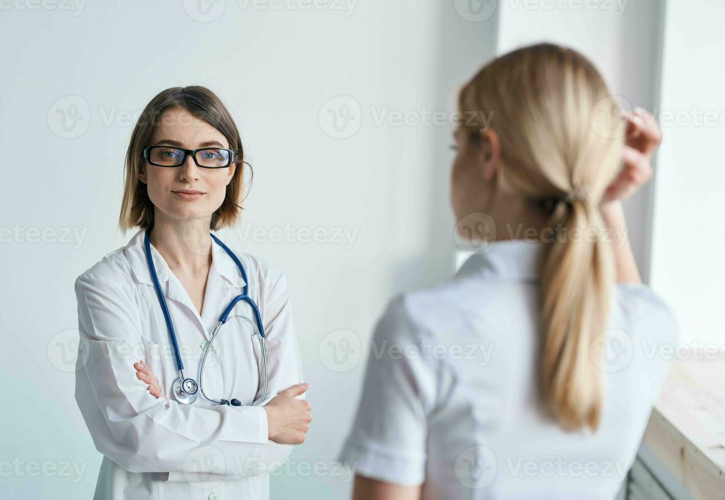 mulher médico médico vestido fêmea paciente óculos saúde estilo de vida foto