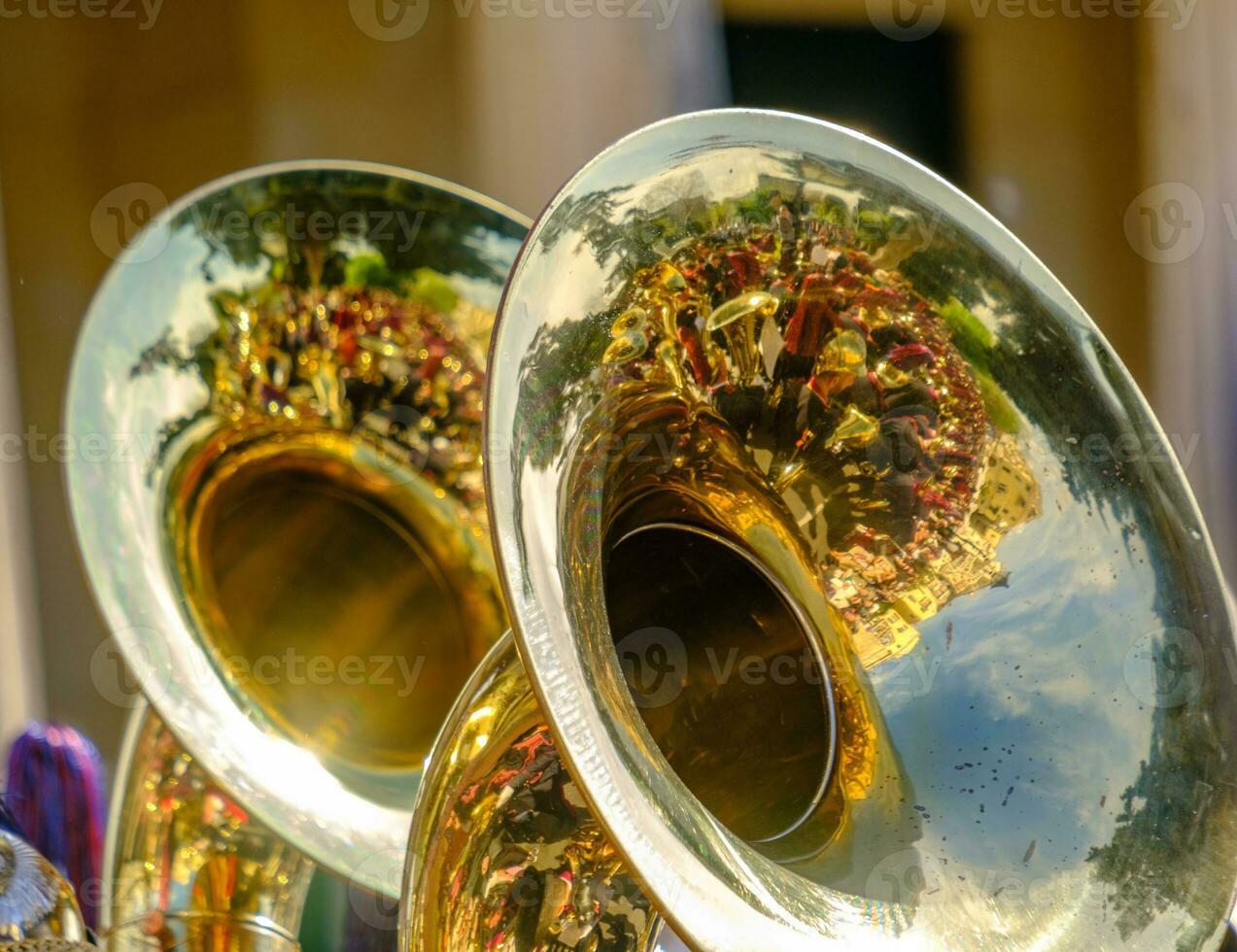 reflexões dentro a tubas do colorida filarmônica orquestras durante a famoso Páscoa ladainha procissões foto