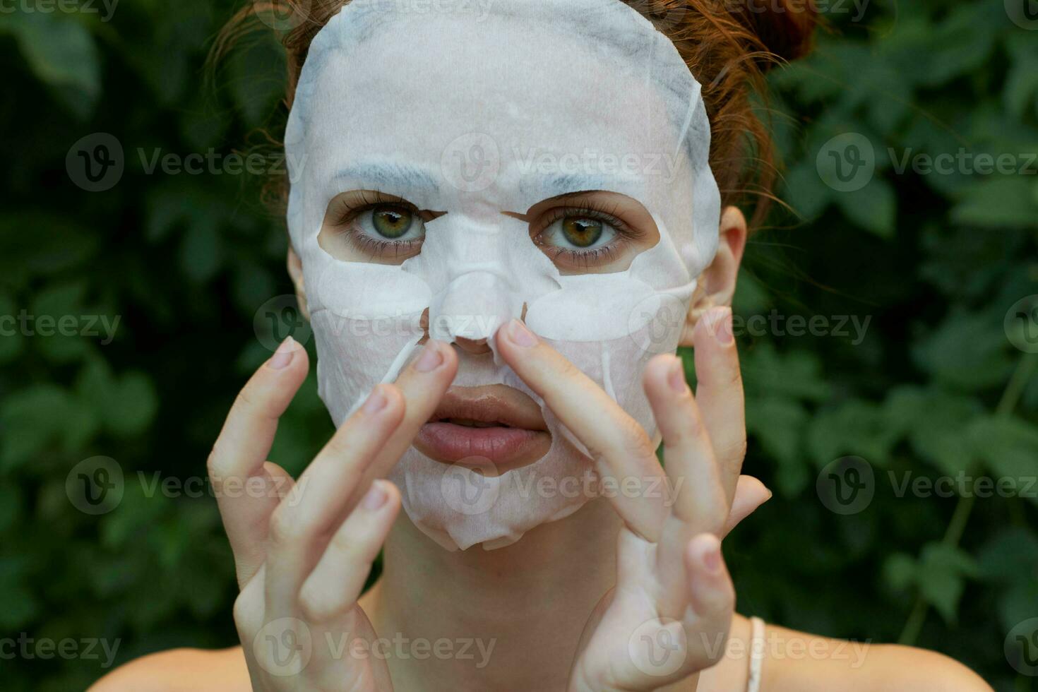 agradável mulher anti-rugas mascarar pressione seu face com seu dedos dermatologia foto