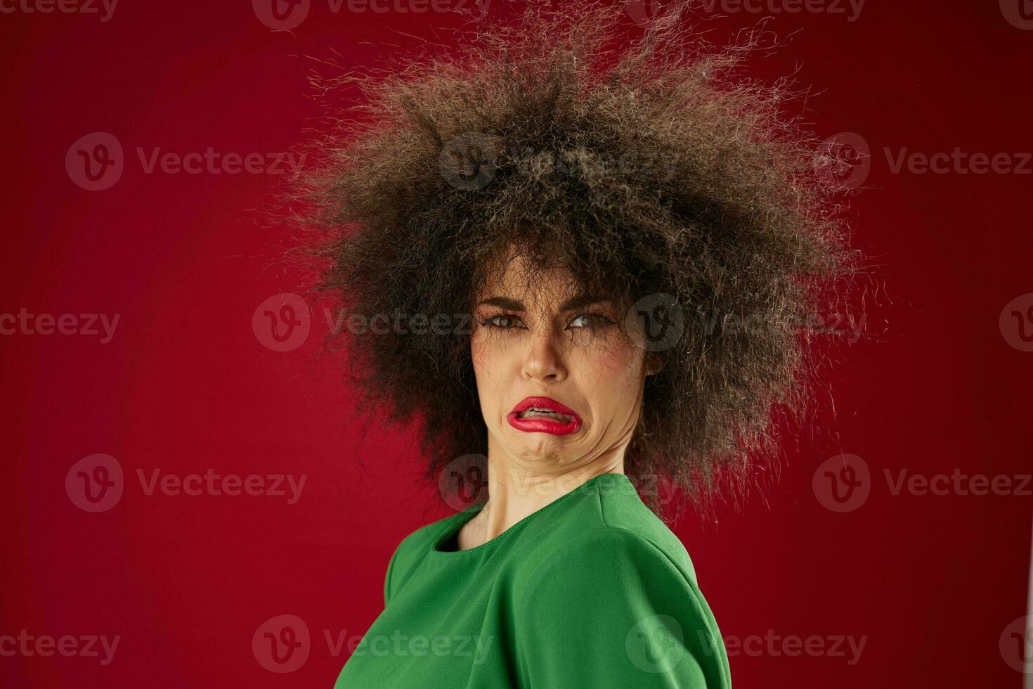 jovem mulher afro Penteado verde vestir emoções fechar-se estúdio modelo inalterado foto