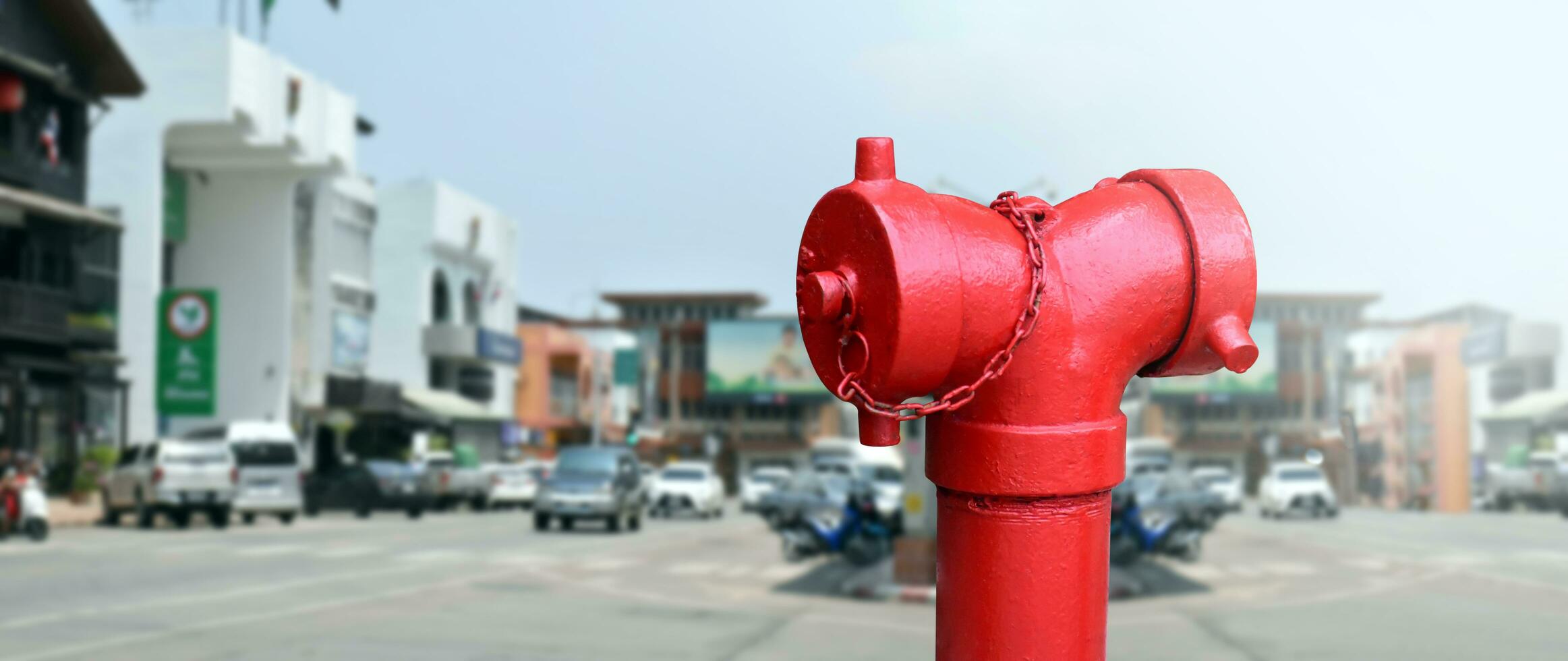 vermelho vintage fogo extintor para bombeiros instalado de a estrada dentro a rural cidade dentro sudeste ásia país. foto