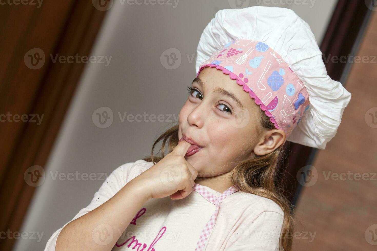 lindo Loiras menina cozimento bolos de copo e tendo Diversão às casa foto