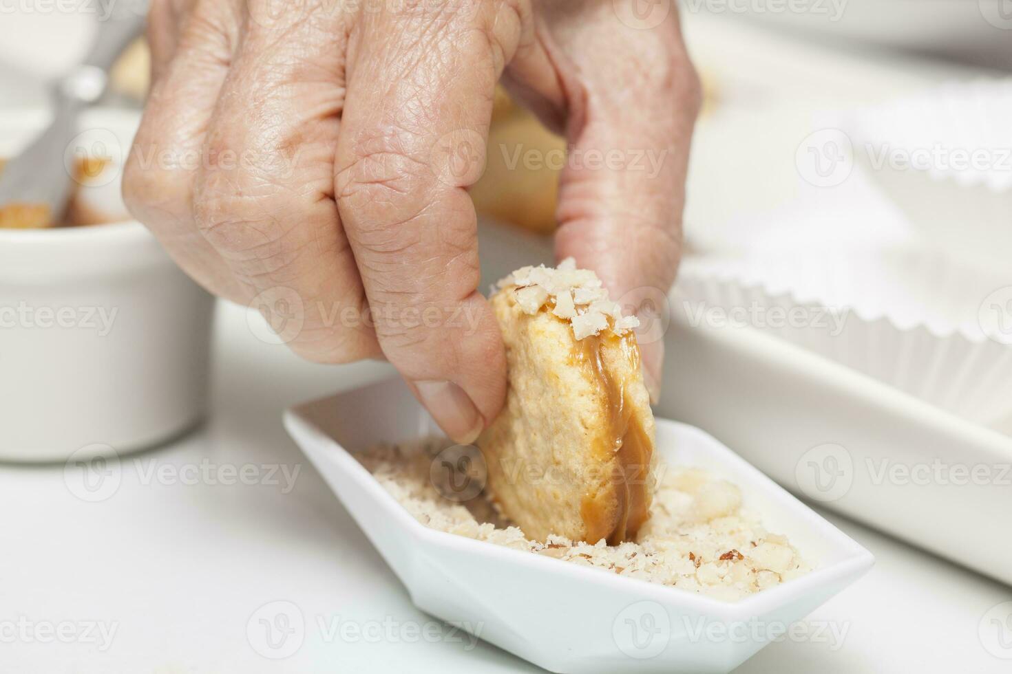 adicionando nozes para biscoitos Beira foto