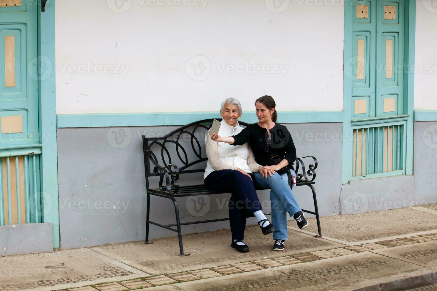 Senior mãe e adulto filha viajando juntos às a lindo pequeno Cidade do Salento, localizado em a região do quindio dentro Colômbia foto