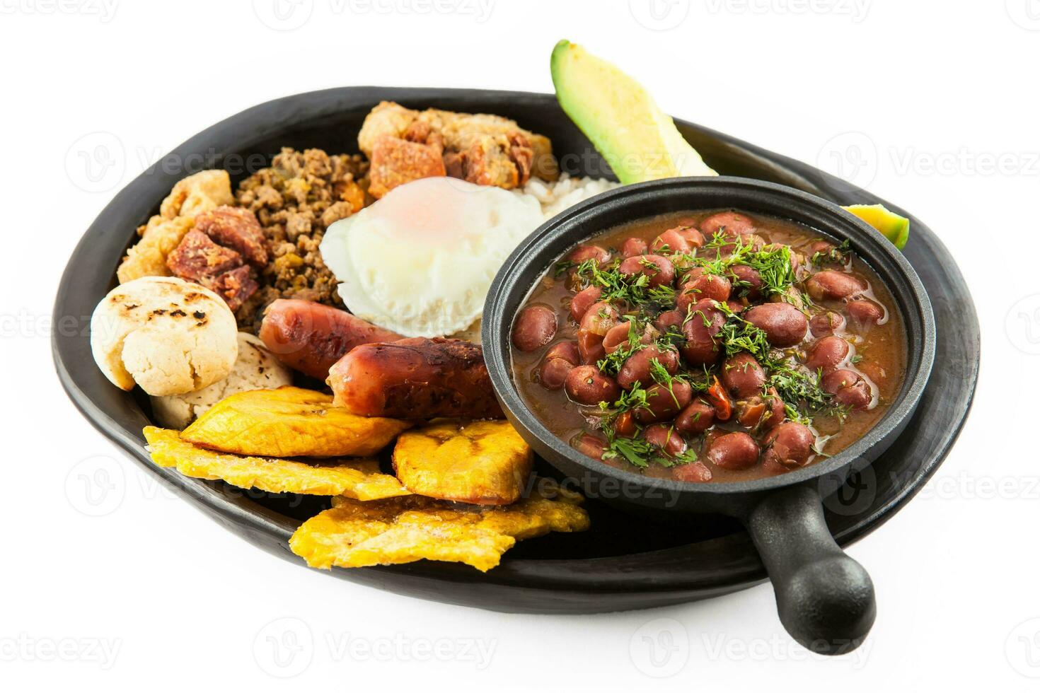 tradicional colombiano prato chamado banda paisa uma prato típica do Medellin este inclui carne, feijões, ovo e bananeira foto