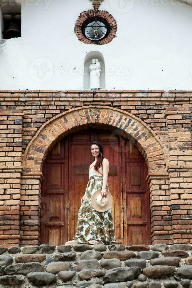 lindo jovem mulher às a histórico san antonio Igreja localizado dentro a cidade do cali dentro Colômbia foto