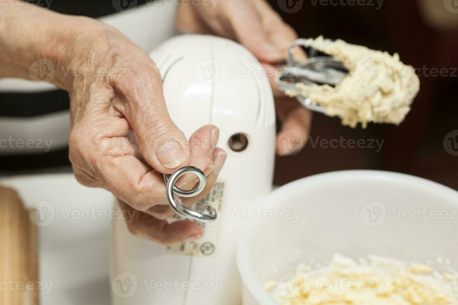 levando longe batedores e colocando em ganchos para misturar massa foto