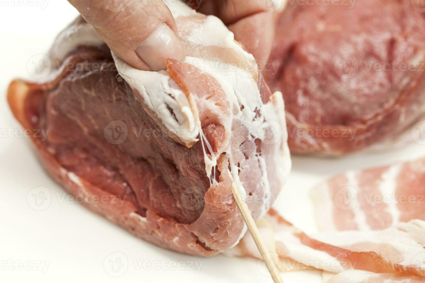 invólucro carne filé mignon medalhão com carne de porco bacon. filé mignon foto