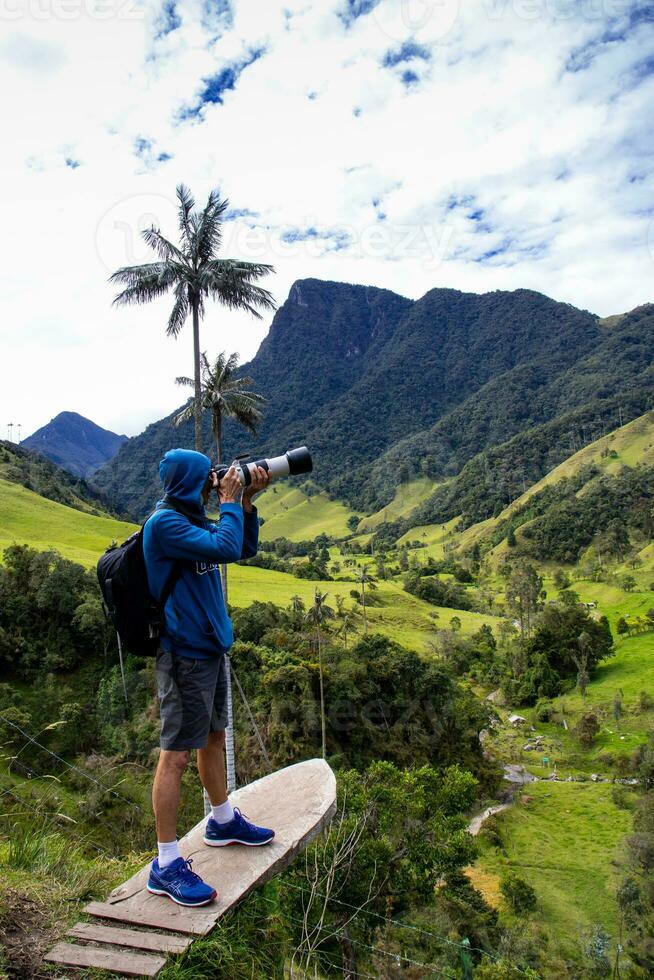 turista levando As fotos às a lindo valle de cocora localizado dentro Salento às a quindio região dentro Colômbia