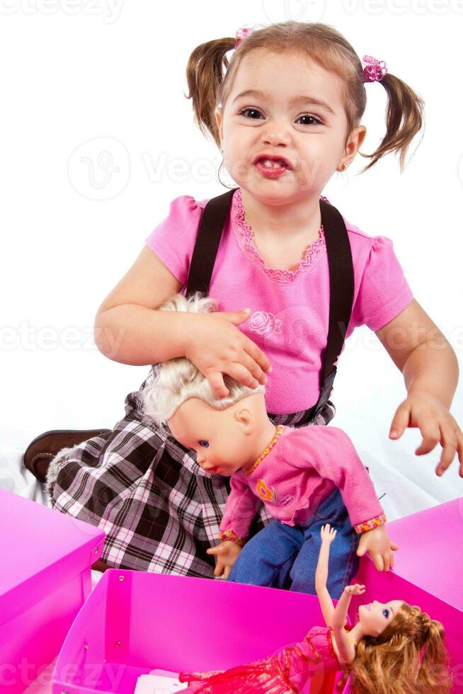 doce pequeno Loiras menina jogando com bonecas foto